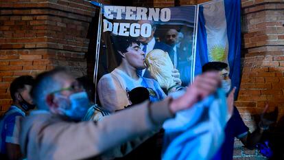 Seguidores de Maradona, este jueves en en Barcelona ante una bandera argentina y una pancarta con el lema de "Eterno Diego".