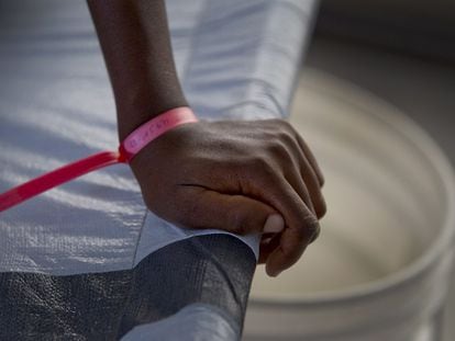 Imagen de archivo de una mujer que recibe tratamiento en el Centro de cólera de MSF en Delmas, Haití.