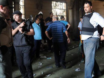 Fuerzas de seguridad egipcias en la mezquita de Al Fatah en El Cairo.