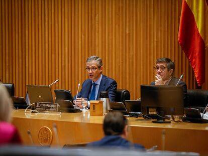 A la izquierda, el gobernador del Banco de España, Pablo Hernández de Cos, comparece ante la Comisión para la Reconstrucción, sentado junto a su presidente, Patxi López.