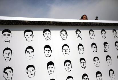 Miembros de Amnist&iacute;a Internacional colocan unmural con el rostro de los desaparecidos en Iguala (Guerrero, sur de M&eacute;xico). 