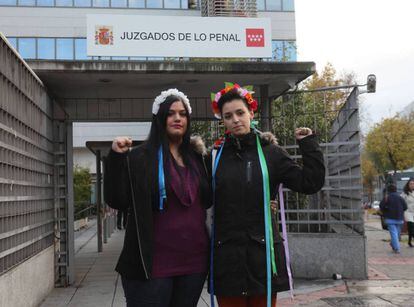 Ana Urbina (izquierda) y Carlota Cánovas, activistas de Femem, en noviembre a la entrada del juicio contra ellas por encadenarse a un crucifijo de La Almudena.