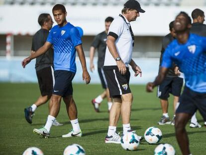 Schuster, en un entrenamiento del M&aacute;laga. A la izquierda, el defensa paname&ntilde;o Chen. A la derecha, el delantero camerun&eacute;s Fabrice.
