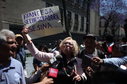 La abogada, Ema Calvo, protesta contra la liberación de Cassez afuera de la Suprema Corte, en 2012.