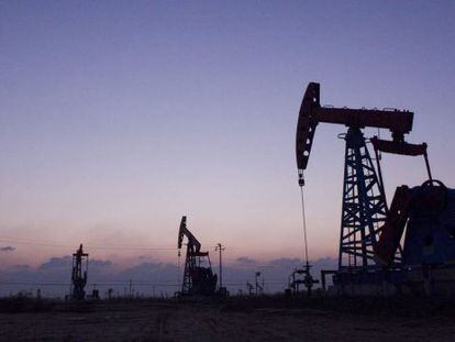 Foto de archivo tomada el 9 de noviembre de 2007 de una vista general de los pozos petrolíferos de Gudong, que forman parte del yacimiento chino de Shengli.