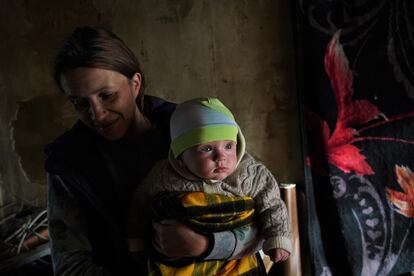 Olga, junto a su hijo Eugeni, nacido entre bombardeos en Járkov el pasado 4 de marzo, en la antigua fábrica donde viven