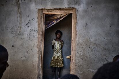 Una niña de la RDC, país del que proviene el 56% de la población del campo de refugiados de Dzaleka, en el marco de la puerta de su casa.