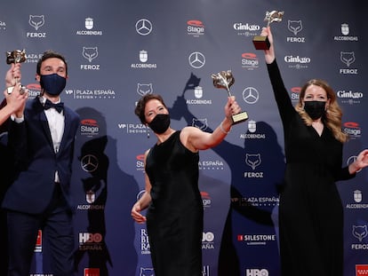 Desde la izquierda, los productores de 'Las niñas', Lara Pérez Camiña, Alex Lafuente y Valérie Delpierre, y su directora y guionista, Pilar Palomero, con sus premios Feroz.