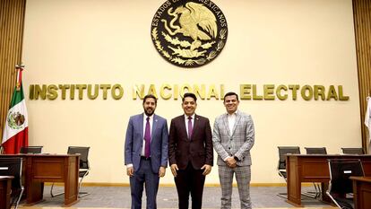 Hamlet García Almaguer, Emmanuel Reyes Carmona y Favio Castellanos Polanco en la sede del INE, el 28 de abril de 2023.