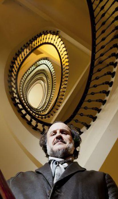 Miguel Anxo Fernán-Vello, en la escalera del Edificio Cortés de A Coruña.