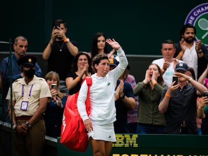 Carla Suárez se despide del público de la central de Wimbledon tras el partido contra Barty.