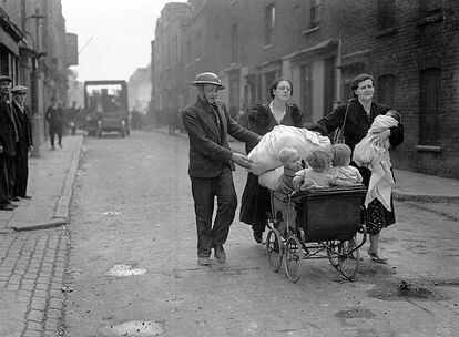 Una familia huye de los bombardeos en Londres en septiembre de 1940.