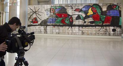 El mural de Joan Miró instalado en la Sala de la Cúpula del MNAC.