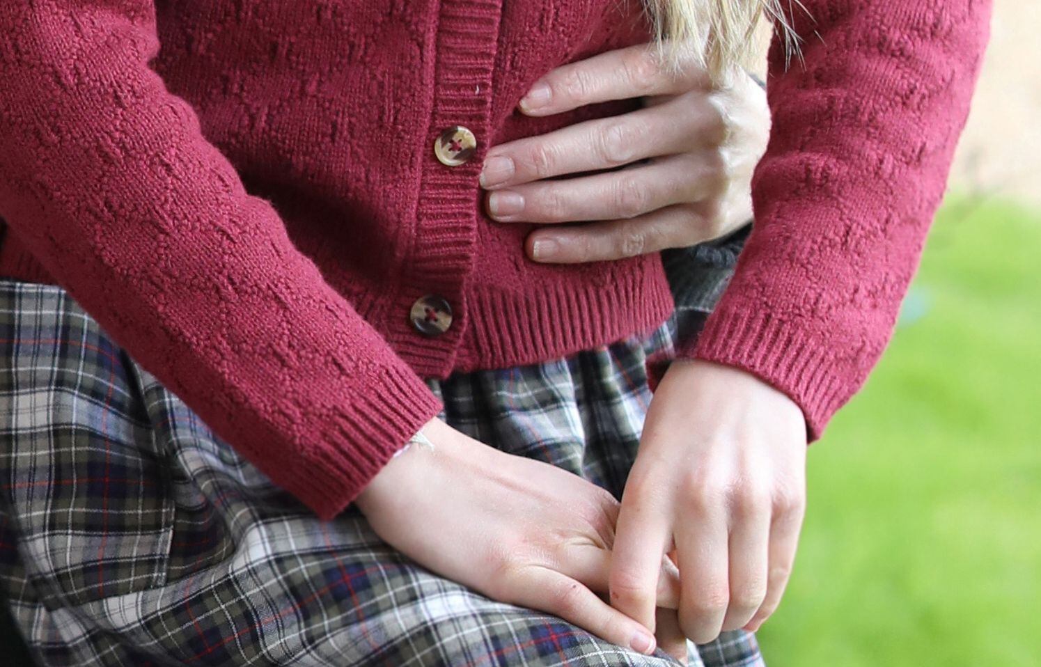 Detalle de la foto distribuida por el palacio de Kensington, en la que se puede ver la manga roja de la chaqueta de la niña manipulada. 