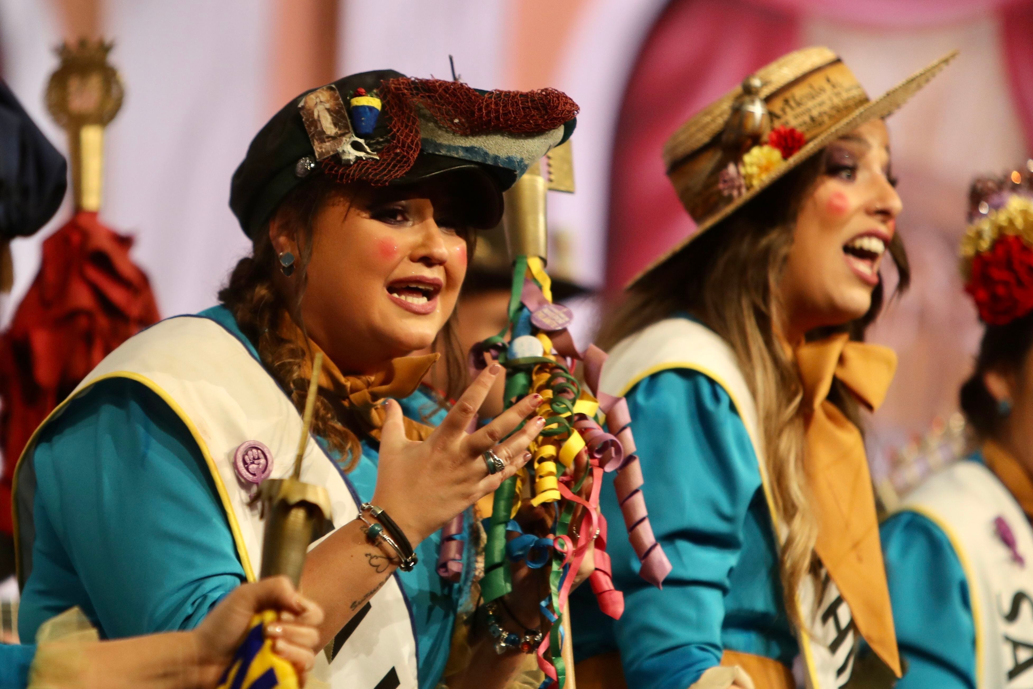 La comparsa 'El cantón independiente (que vivan las mujeres de Cádiz)' durante la última sesión de semifinales del Concurso Oficial de Agrupaciones Carnavalescas.