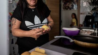 Una mujer desahuciada prepara la comida en su nuevo hogar.