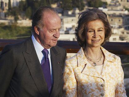 AMMAN, JORDAN - APRIL 25:  Spain's King Juan Carlos and wife Queen Sofia visit the Roman Castle in the middle of ancient Amman on April 25, 2006 in Amman, Jordan. Queen Sofia is on a three-day visit to the Hashemite Kingdom of Jordan with King Juan Carlos. (Photo by Salah Malkawi/Getty Images)
