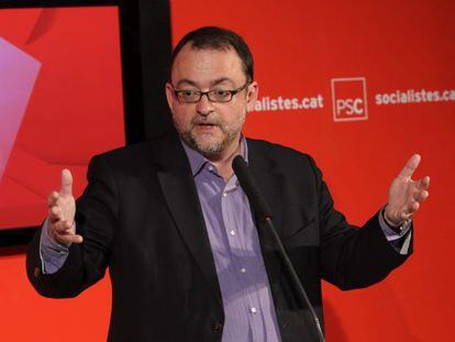Daniel Fernández, ayer durante su comparecencia en la sede del Partit dels Socialistes. toni garriga (efe)