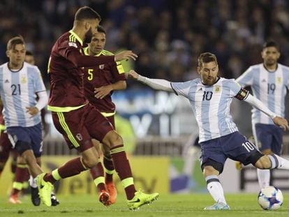 Lionel Messi remata ante el bloqueo de la defensa venezolana.