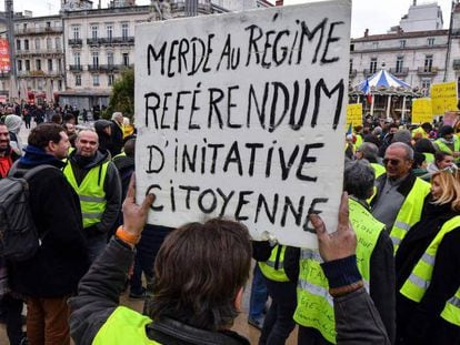 Un 'chaleco amarillo' reclama el referéndum ciudadano en Montpellier, en el sur de Francia. En vídeo, la gran crisis de Macron, en seis claves.