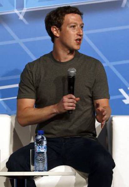 El fundador de Facebook, Mark Zuckerberg, durante su intervención en el Mobile World Congress (Congreso Mundial de Móviles, WMC), que se celebra en Barcelona desde hoy 24 de febrero, hasta el próximo jueves 27.