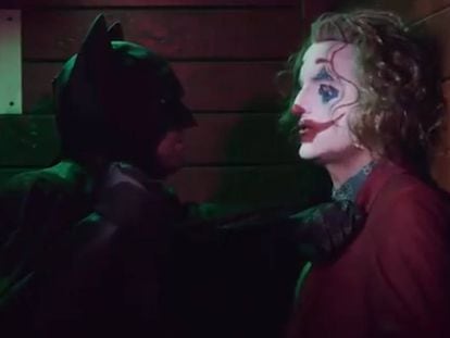 En el vídeo, el villano -Joker- actúa como un héroe recordando a Batman que lo que los ciudadanos necesitan son servicios sociales y medicamentos. Mientras que el superhéroe, cada vez más cerca del papel de malo de la película, alardea de que su empresa millonaria no paga impuestos.