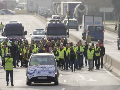 Grupo de transportistas en proesta ayer en la Ronda Litoral de Barcelona.