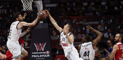 Rudy Fernández y Jaycee Carroll luchan por un rebote.