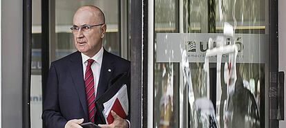Duran Lleida sortint de la seu d'Unió Democràtica de Catalunya.
