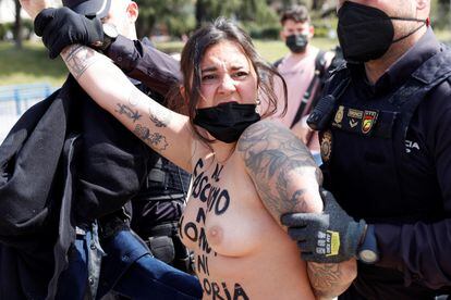 La policía nacional detiene a una de las activistas de Femen. 