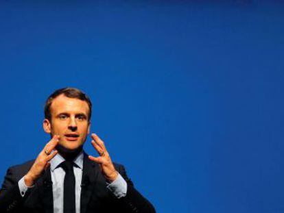 El candidato centrista al Elíseo atrae a figuras de renombre del partido del presidente Hollande
