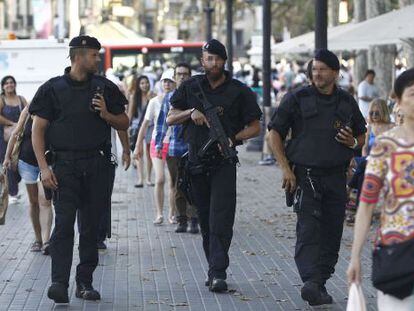 Mossos d'Esquadra patrullaban ayer, con material antiterrorista, la plaza de Catalunya, en Barcelona.