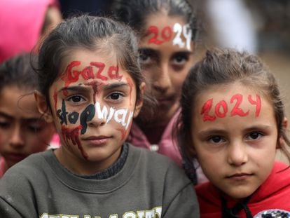 La artista palestina Menna Allah dibujó en la cara de niños la palabra '2024' en una celebración de Año Nuevo organizada por la agencia de la ONU UNRWA en Deir Balah, en el centro de la Franja de Gaza.