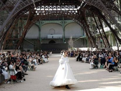 Una modelo presenta una creaci&oacute;n para Chanel durante la colecci&oacute;n oto&ntilde;o/invierno de alta costura de 2017 en Par&iacute;s este martes.