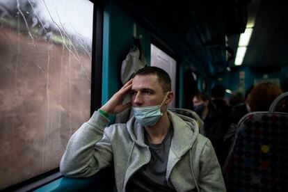 The Ukrainian Igor Ryzhykov, on the train that takes him from Badajoz to Lisbon last Sunday, March 20.