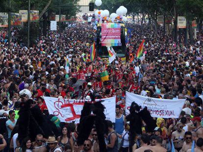 Los participantes en la fiesta del Orgullo Gay 2015 suben por el paseo del Prado de Madrid.