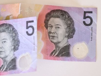 Billete de cinco dólares australianos con la imagen de la reina Isabel II.