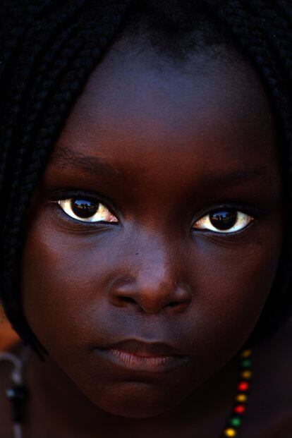 Retrato de una niña mauritana en las afueras de un pequeño campo de fútbol en 2008 en el barrio de Antula en Bisáu, en donde vendía algunos cacahuetes junto a su madre. Estuve un rato hablando con la progenitora, y la pequeña me atrapó con su mirada y su entereza. Ella no acudía a la escuela, pero transmitía un orgullo enorme al apoyar a su madre diariamente.