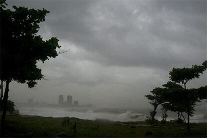 El malecón de Santo Domingo se ha visto afectado por los fuertes vientos y lluvias que trae &#39;Ernesto&#39;.