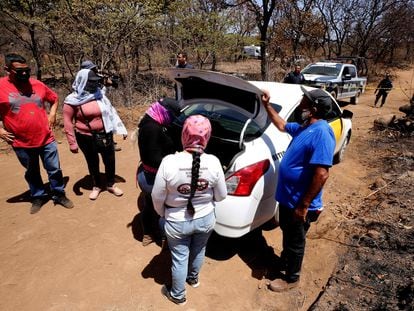 Integrantes del grupo Madres Buscadoras de Jalisco y elementos de la policía estatal en el sitio donde se encuentran las fosas, el 14 de junio en Tlajomulco (Estado de Jalisco).