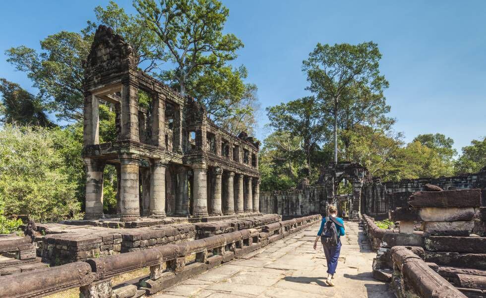 Una visitante paseando por el templo de Preah Khan, en Angkor.