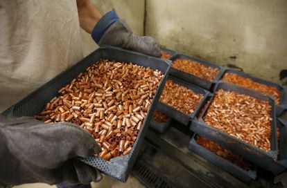 Un trabajador manipula las carcasas de munición en una fábrica en Mona, en el estado de Utah (EE UU).