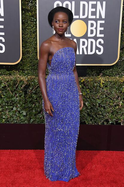 Lupita Nyong’o eligió un modelo azul de pedrería de Calvin Klein by Appointment.