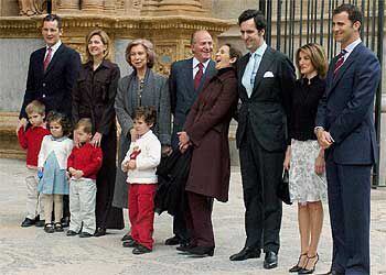 La familia real al completo, con Letizia Ortiz -inusualmente con falda-, la prometida del príncipe Felipe, posó ayer tras la misa en Palma.