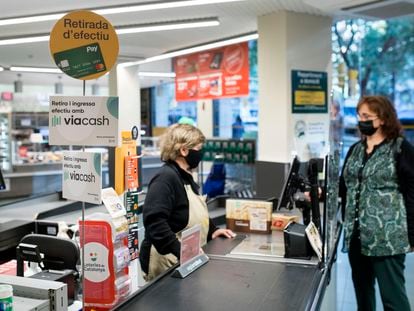 Una clienta del supermercado Bonpreu paga su compra con la tarjeta Bonpreu-Esclat Pay.