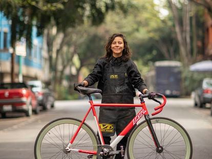 Eli Acosta en Ciudad de México con una de sus bicis de autor.