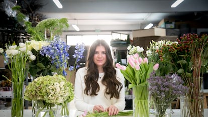 Elena Suárez, florista, en su taller de Madrid.