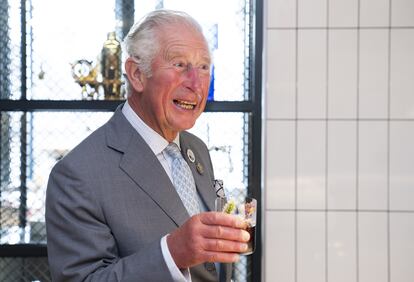 El príncipe Carlos, en Edimburgo, Escocia, tomando un cóctel realizado con su nombre, el 1 de octubre de 2021.