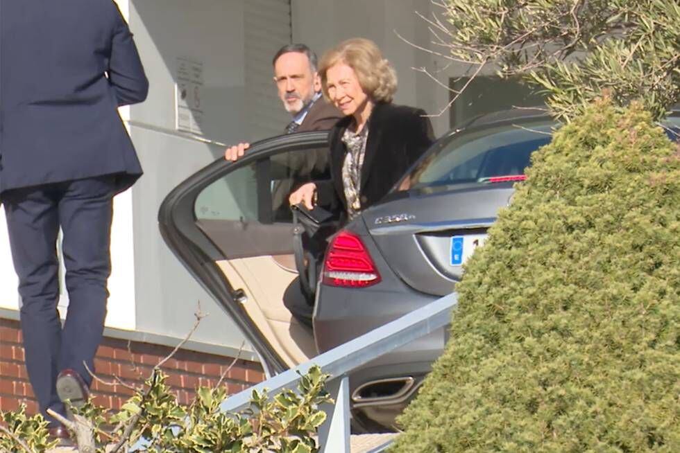 La Reina Sofia visita a la infanta Pilar de Borbon, en el hospital Ruber Internacional de Madrid, este miércoles.