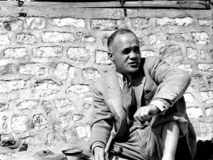 Jean Genet en la playa de Cannes, durante el festival de cine de 1957.